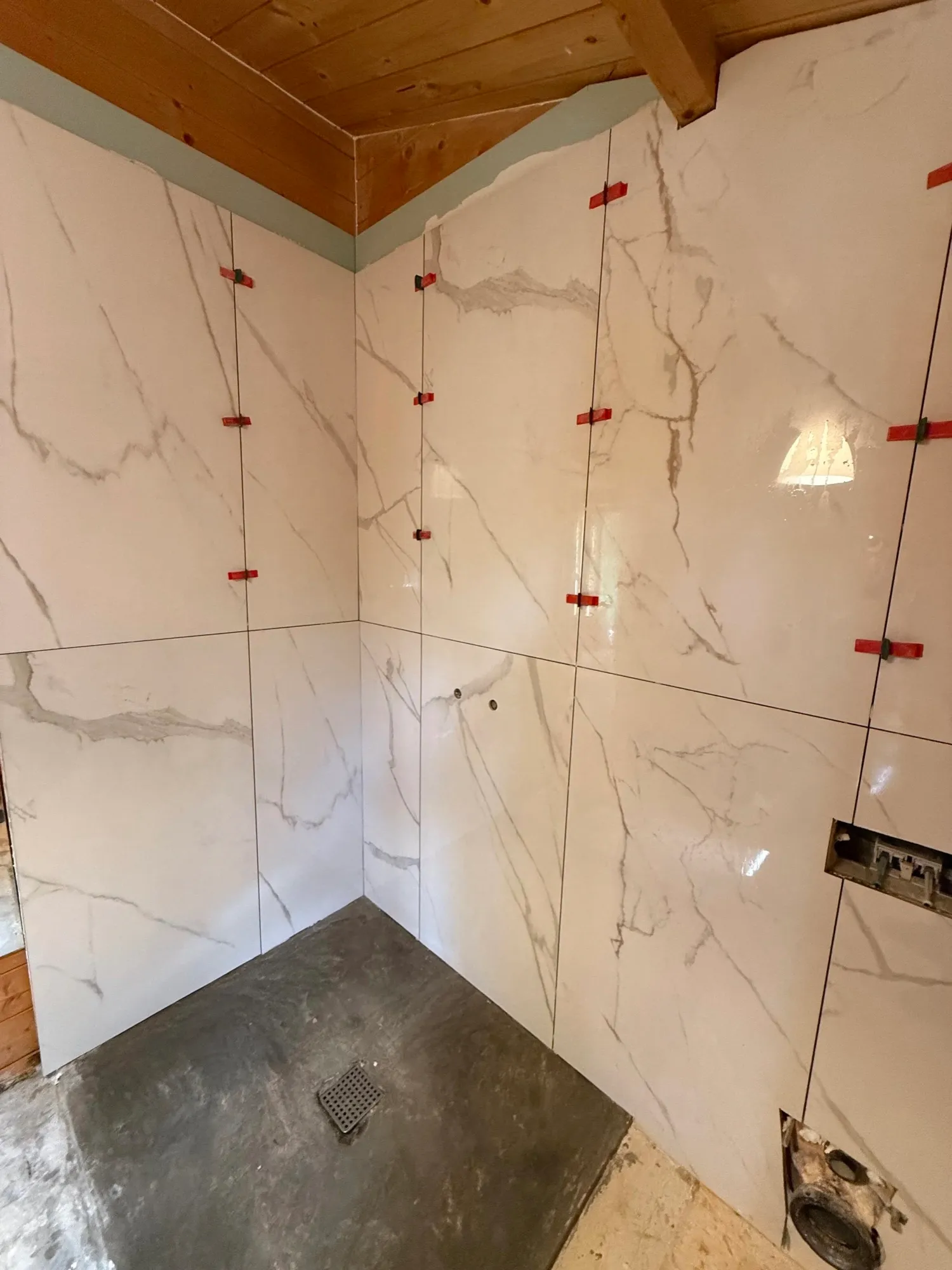 Casa de banho com revestimento tipo mármore, em fase de acabamentos