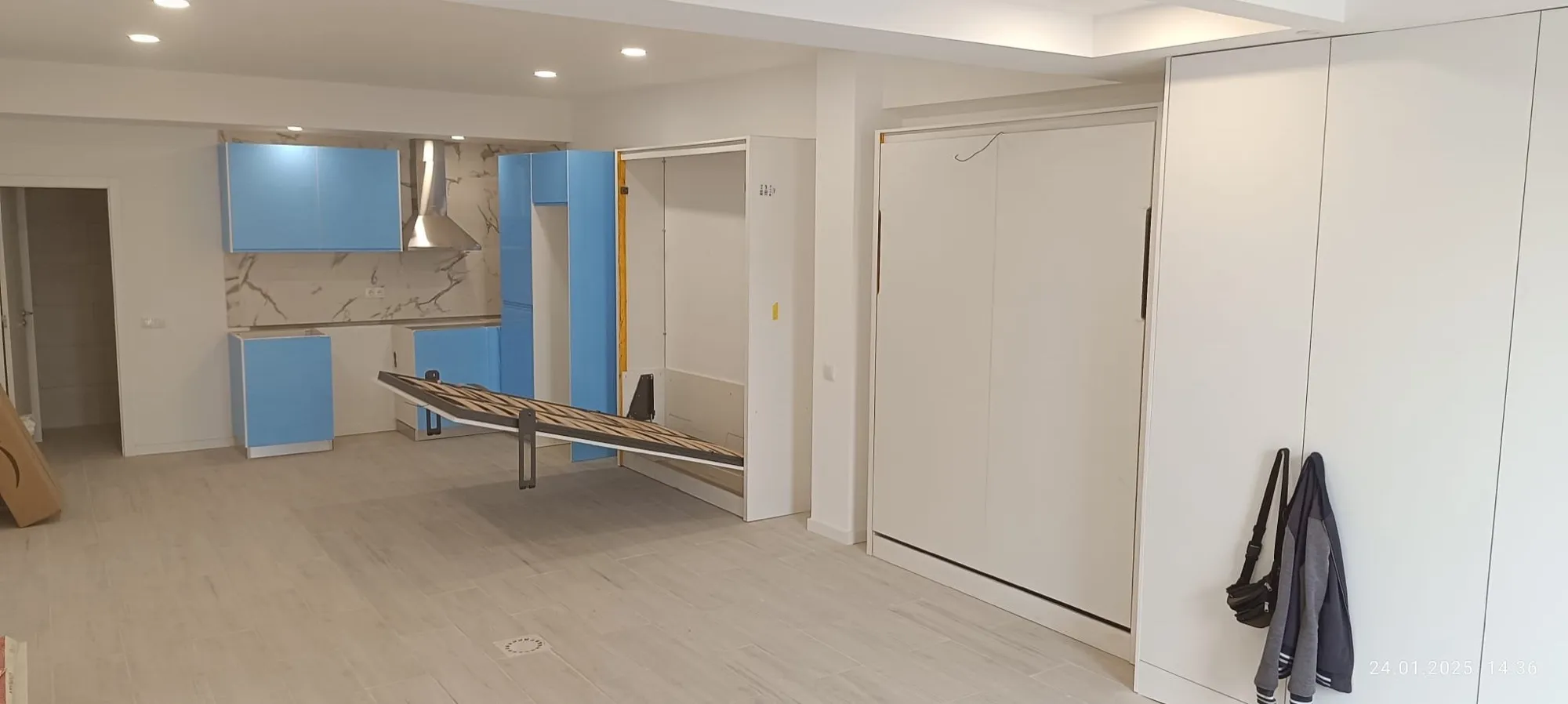 Espaço interior remodelado com roupeiros embutidos e cozinha