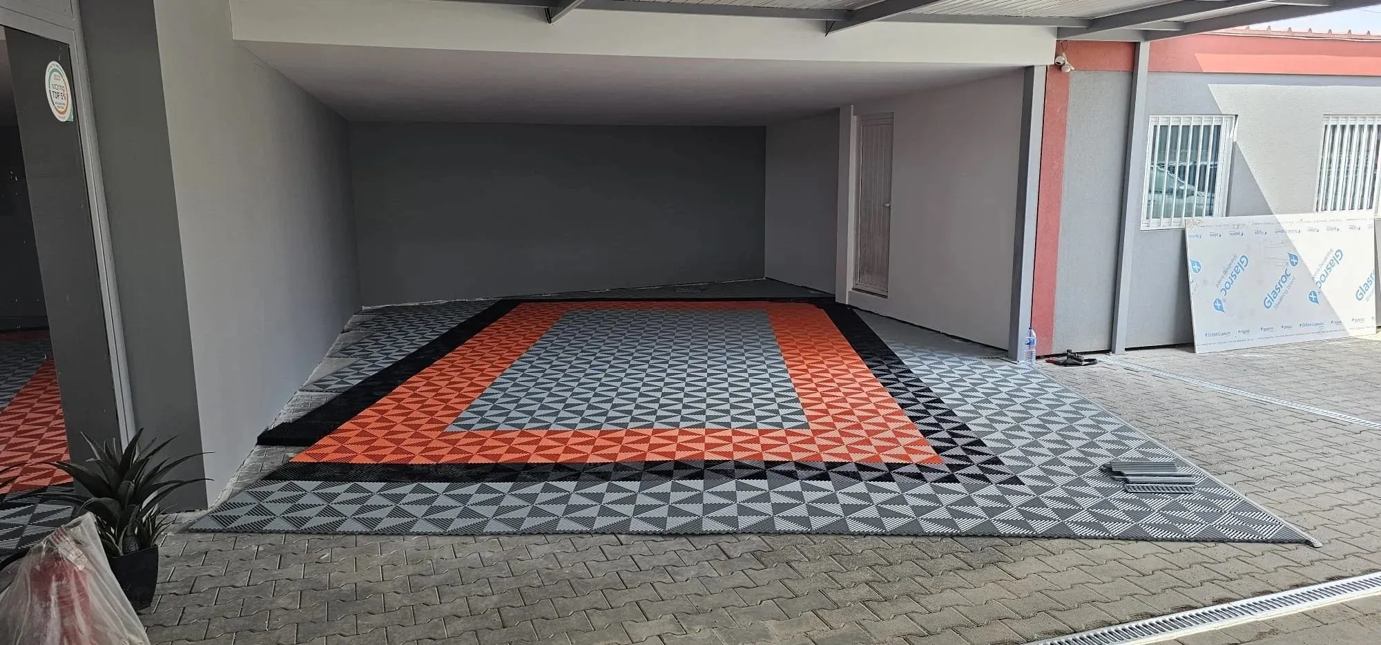 Garagem com pavimento modular em vermelho e cinzento