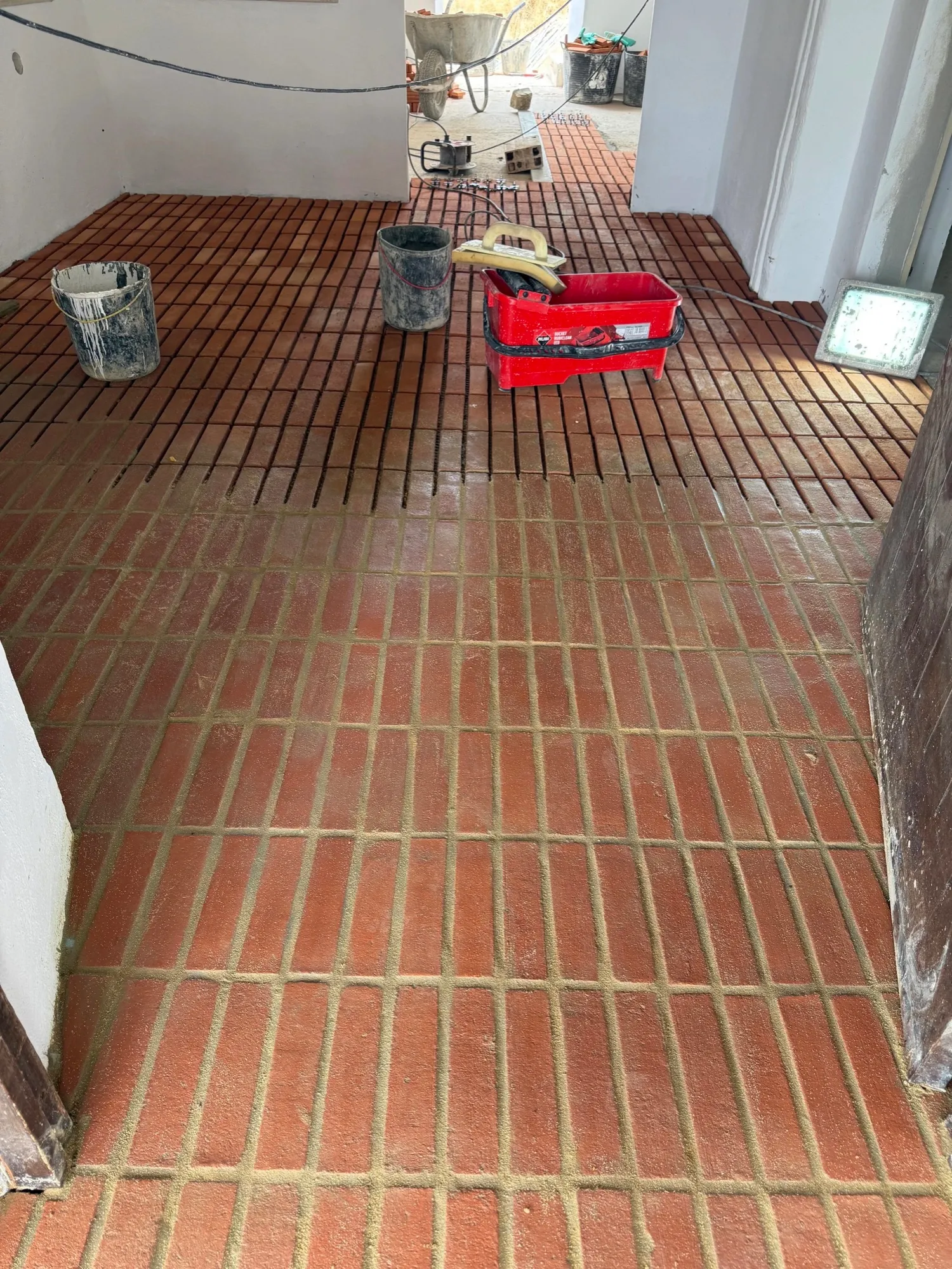 Pavimento em tijoleira rústica acabado de assentar
