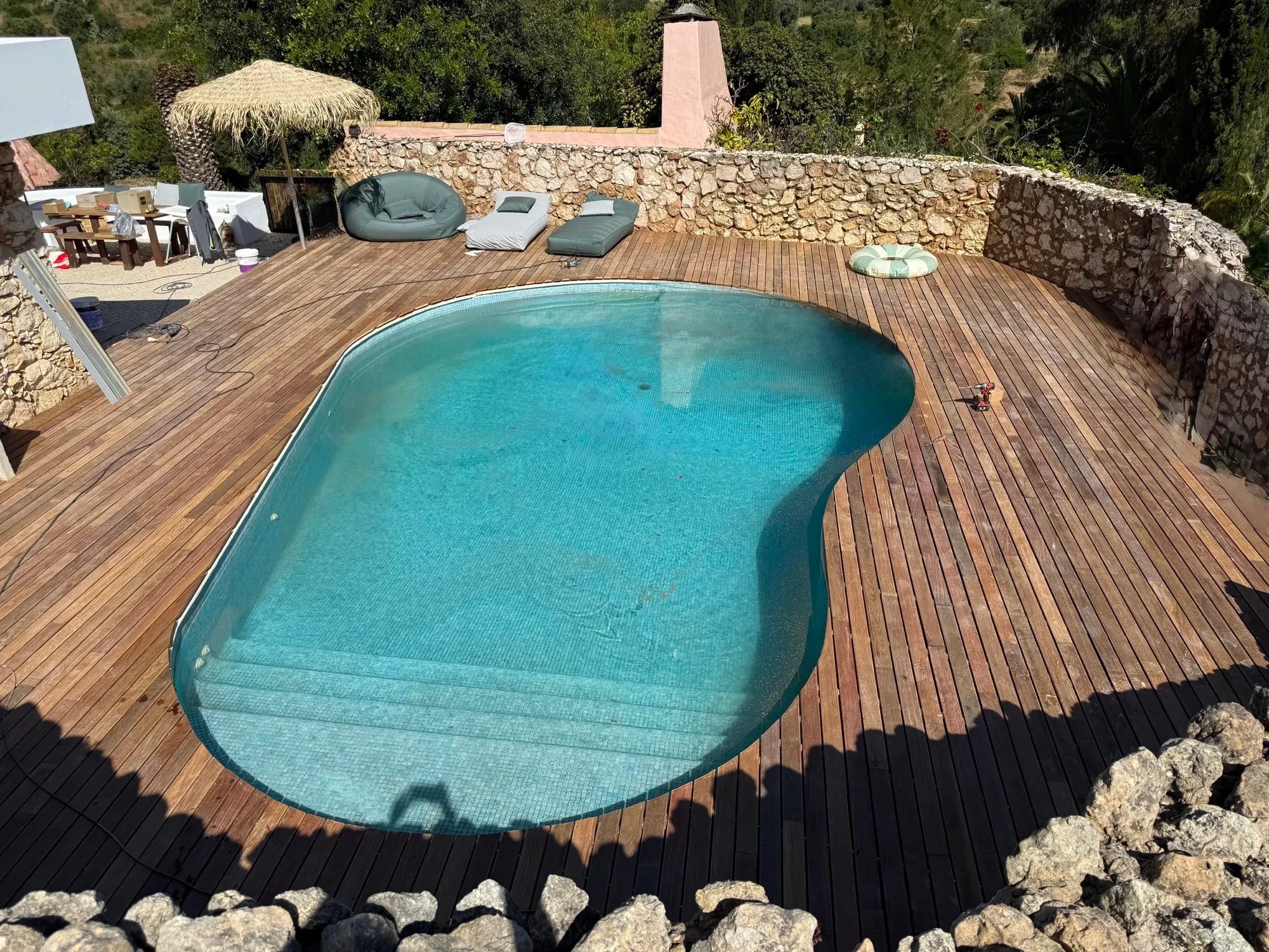 Deck em madeira à volta de uma piscina, obra da Inserconstrói