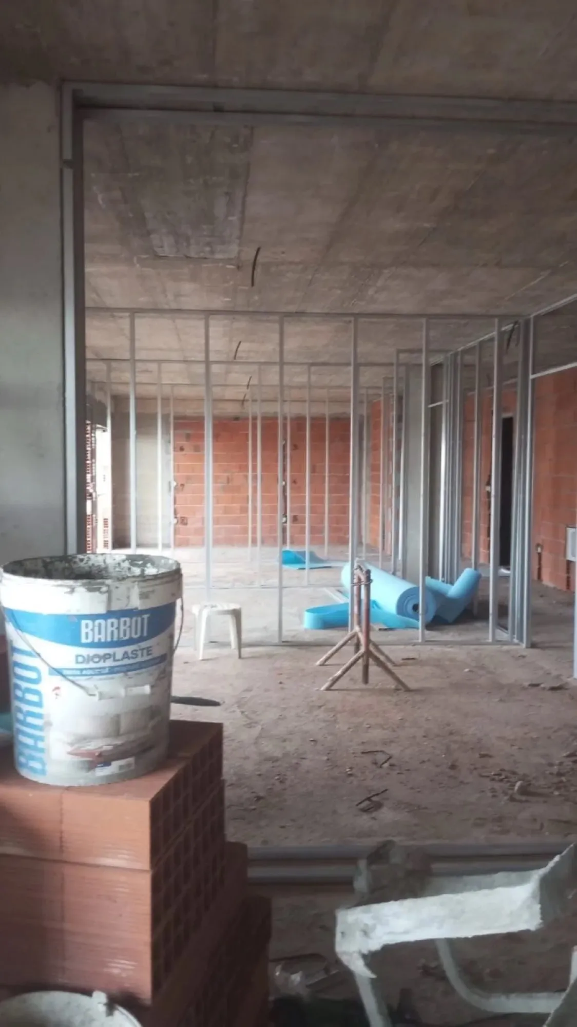 Estrutura de divisórias em pladur durante a obra