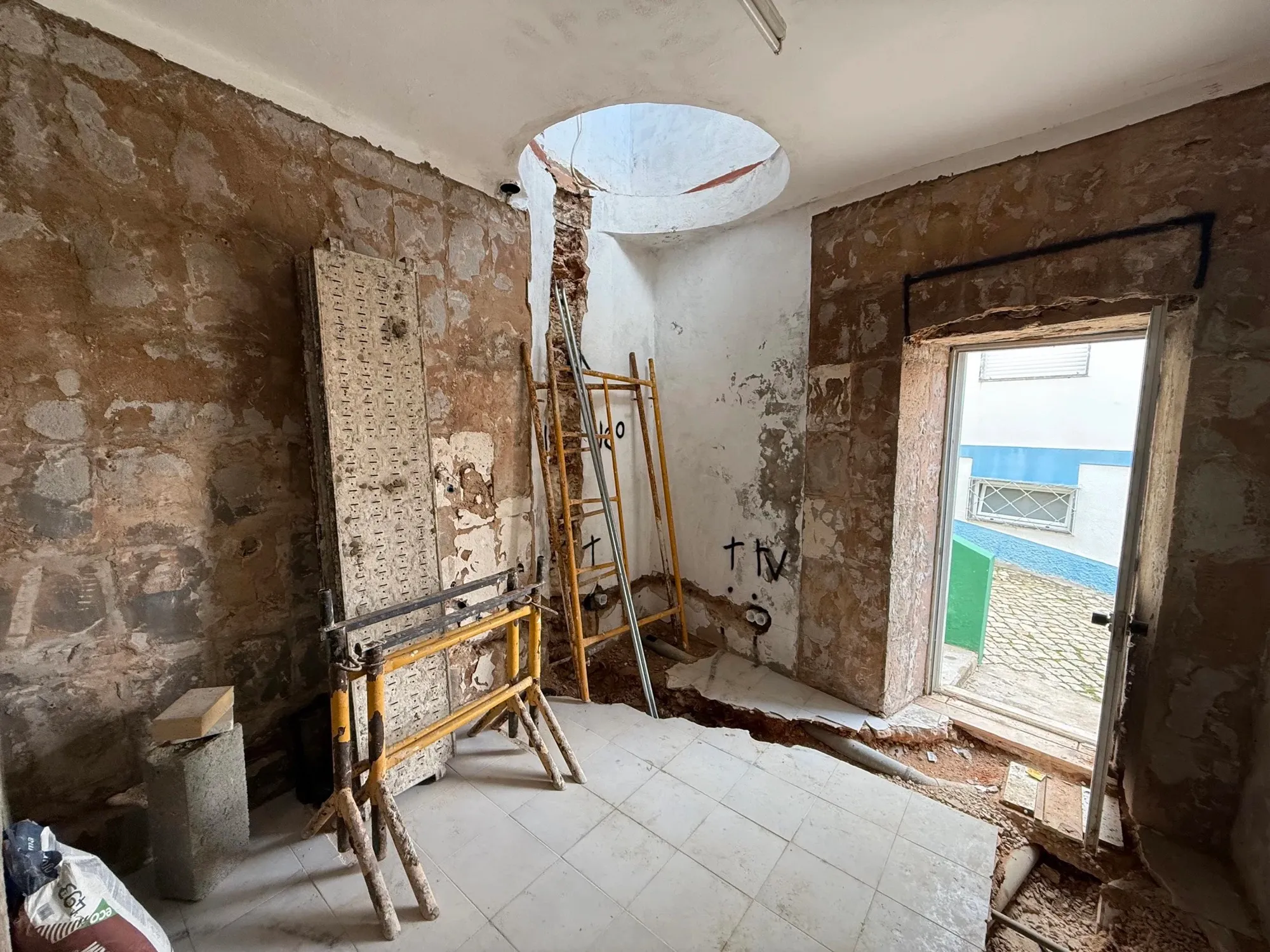 Reabilitação de casa antiga com paredes de pedra